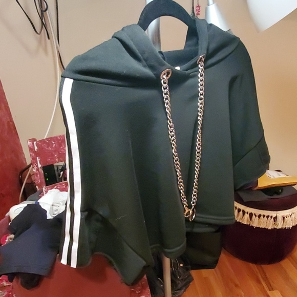 Short Sleeve Pullover Hoodie with Chain Size M - Picture 2 of 5